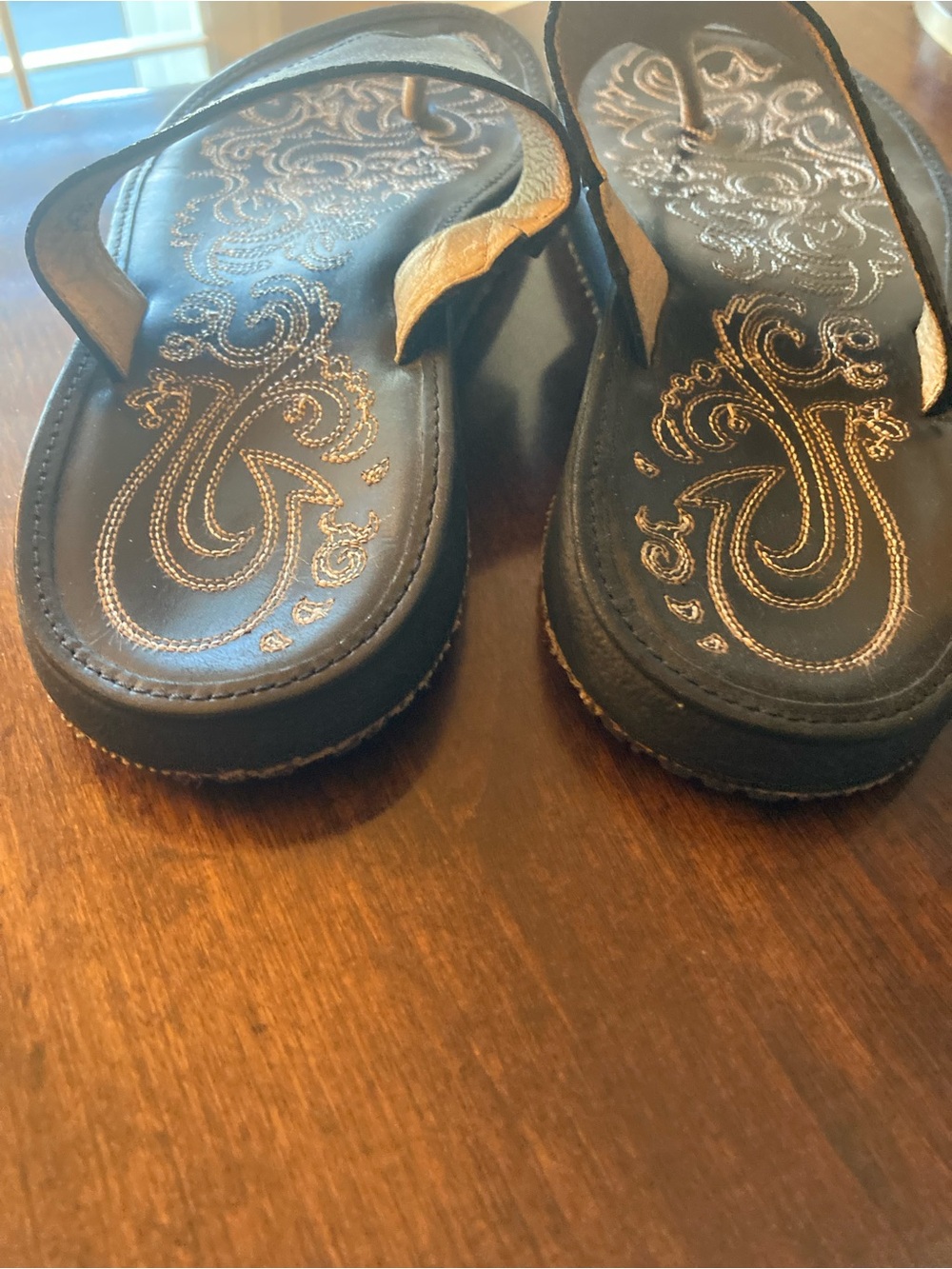 OluKai Black Leather Embroidered Toe-Post Sandals Size 6 - Picture 9 of 12